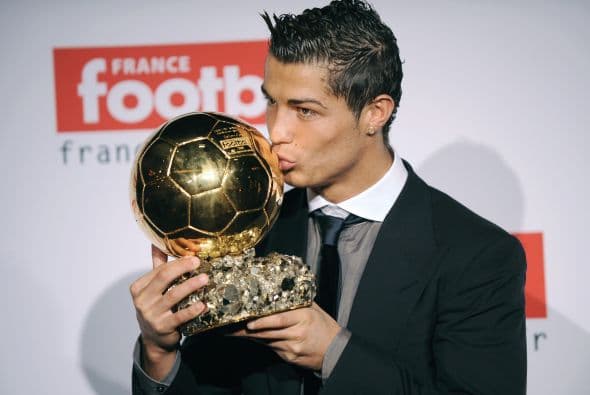 La maldición del Balón de Oro: Muchos serían felices con el premio pero otros no. La maldición consiste en que quien gana el galardón previo a un Mundial no logra el título internacional y lo peor es que tienen actuaciones desastrosas en el certamen mundialista. Claros ejemplos los vividos por Cristiano Ronaldo y en el pasado Eusebio, Marco Van Basten, Michael Owen, Ronaldinho, Ronaldo y Michael Platini.