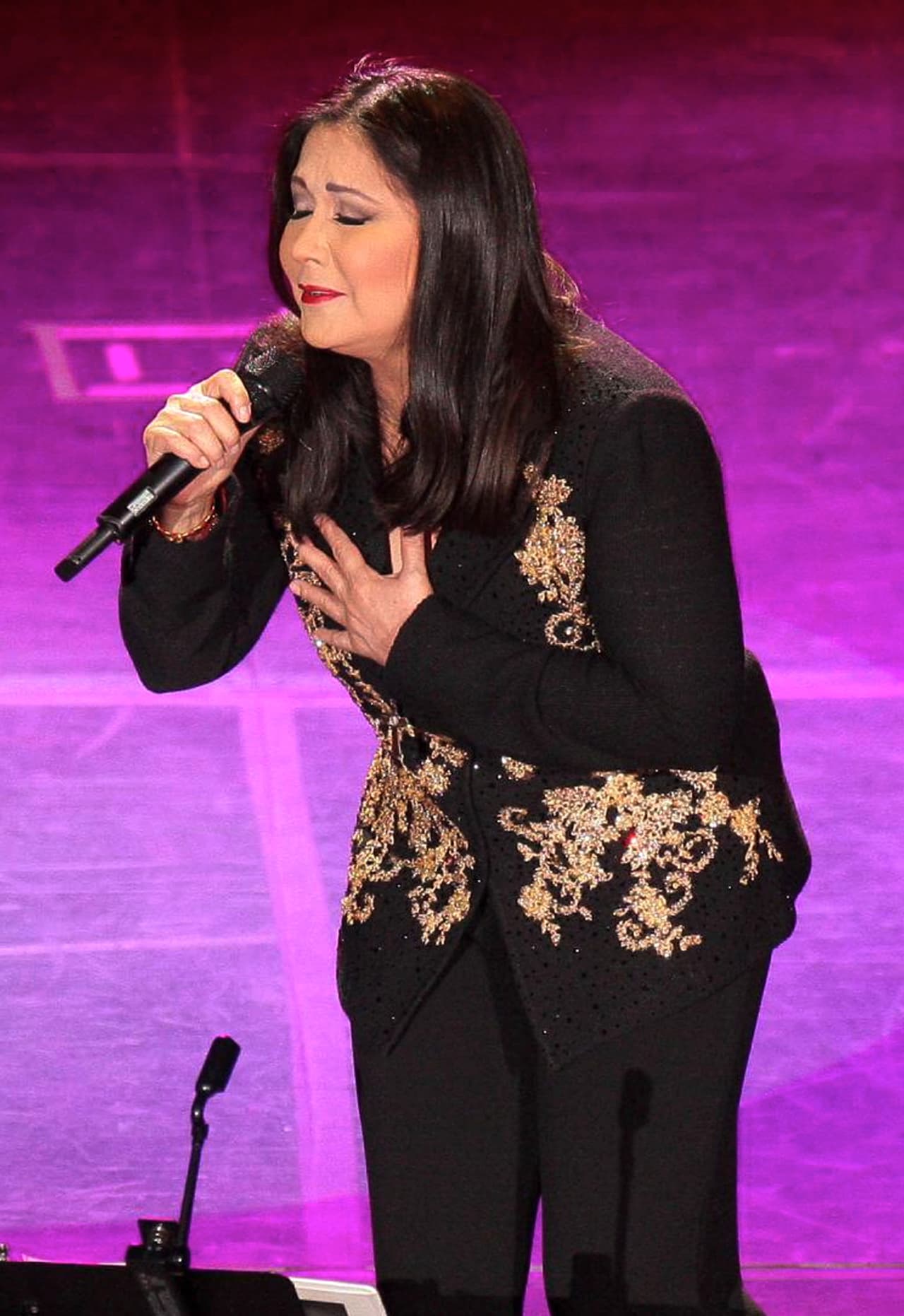 La voz rota de Ana Gabriel ha servido para cantar a los corazones heridos y acompañarlos en esa etapa. 'Quién como tú' es un tema dedicado al amor que se fue y sigue siendo tan actual como hace casi 30 años desde su lanzamiento.