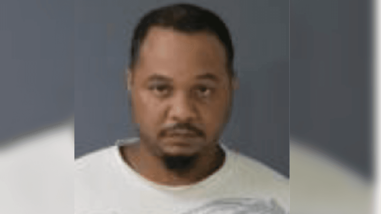 Brandon Taylor, de 41 años, fue arrestado como sospechoso de violencia doméstica luego de que se atrincherara en el departamento de su expareja e intentara retenerla a la fuerza en el Día de San Valentín, según autoridades. El hombre también tenía otras ordenes de no acercarse a ella.
<br>