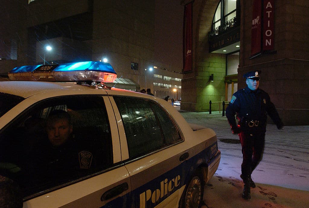 Patrulla y un oficial de policía junto a ella.