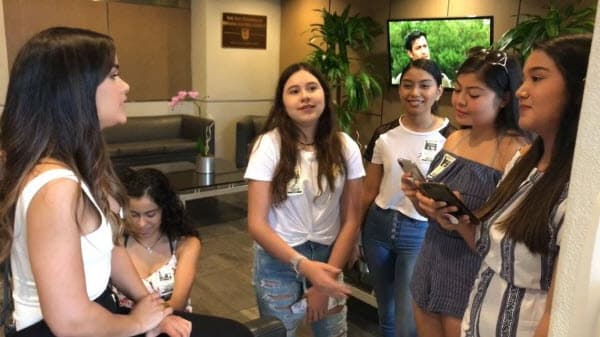 Clarissa Molina les tenía preparada una sorpresa, pues algunas de sus fans ya los esperaban.