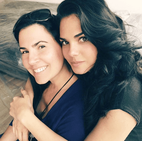 La actriz tiene una hermana de nombre Gianna, cuando eran niñas jugaban a tener su propio lenguaje para comunicarse entre ellas.
<br>
<br>