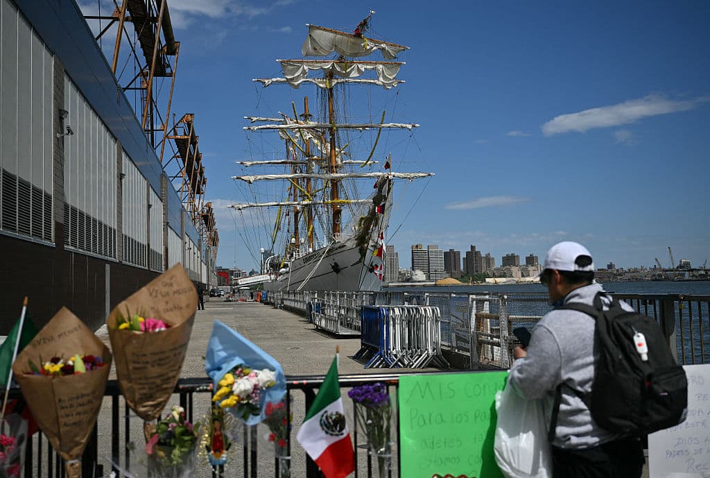 La Junta Nacional de Seguridad en el Transporte (NTSB) descartó emitir conclusiones prematuras sobre las causas del
<b><a href="https://www.univision.com/noticias/estados-unidos/choque-del-buque-mexicano-cuauhtemoc-contra-el-puente-de-brooklyn-murieron-una-cadete-y-marino-informa-sheinbaum-mexican-ship-hits-brooklyn-bridge" target="_blank">accidente del buque escuela mexicano Cuauhtémoc contra el Puente de Brooklyn</a></b>, que dejó dos marineros fallecidos y 19 heridos.
<br>
<br>Sin embargo, hay algunos detalles que se dieron a conocer sobre lo que pasó previo al accidente. Esto es lo que se sabe hasta ahora.