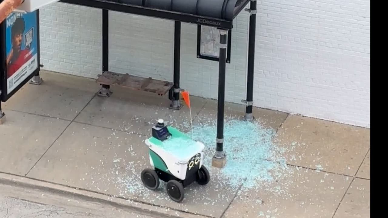 Robots repartidores de comida en la mira tras choque contra paradas de autobuses se hace viral en Chicago