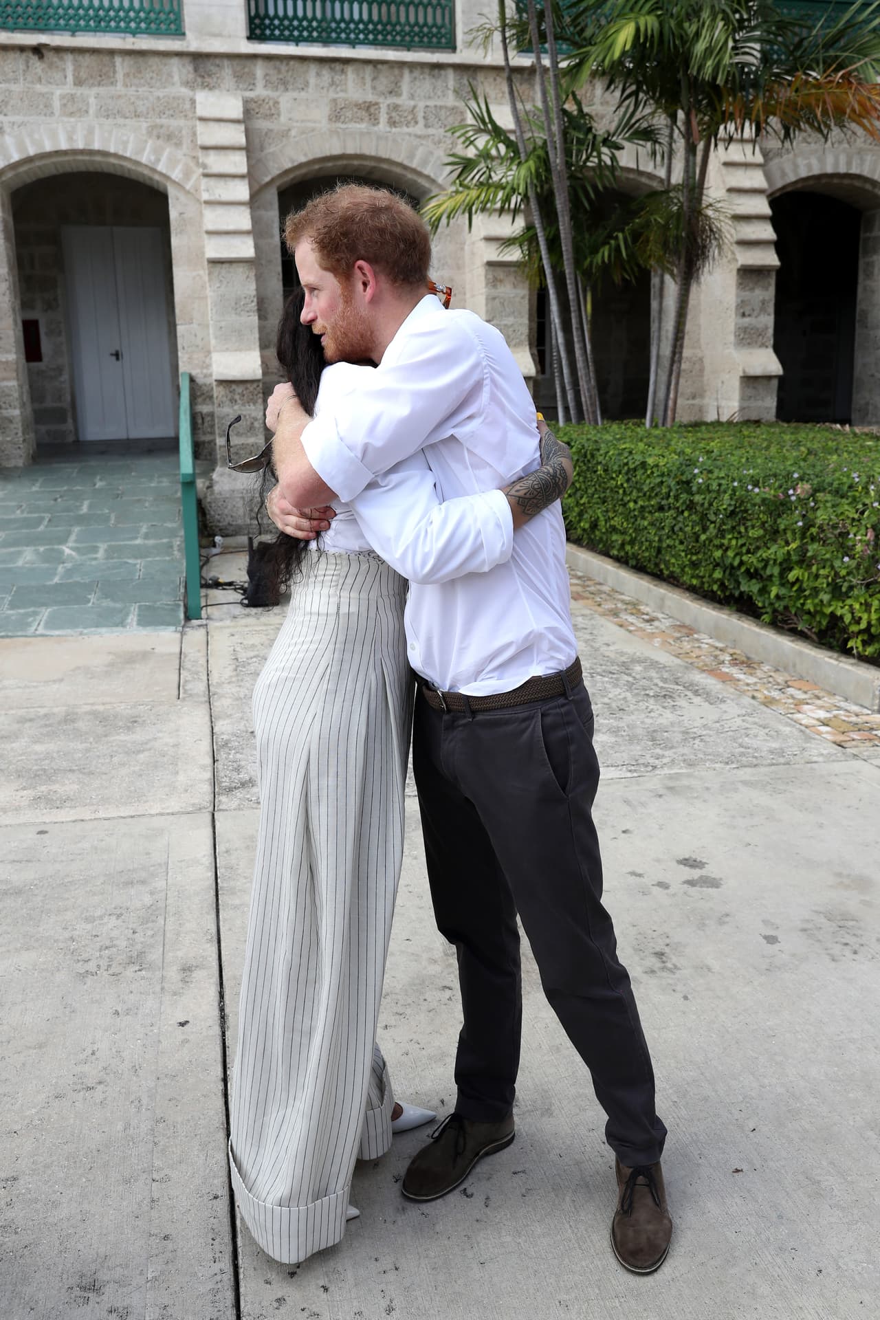 Se saludaron con un abrazo.