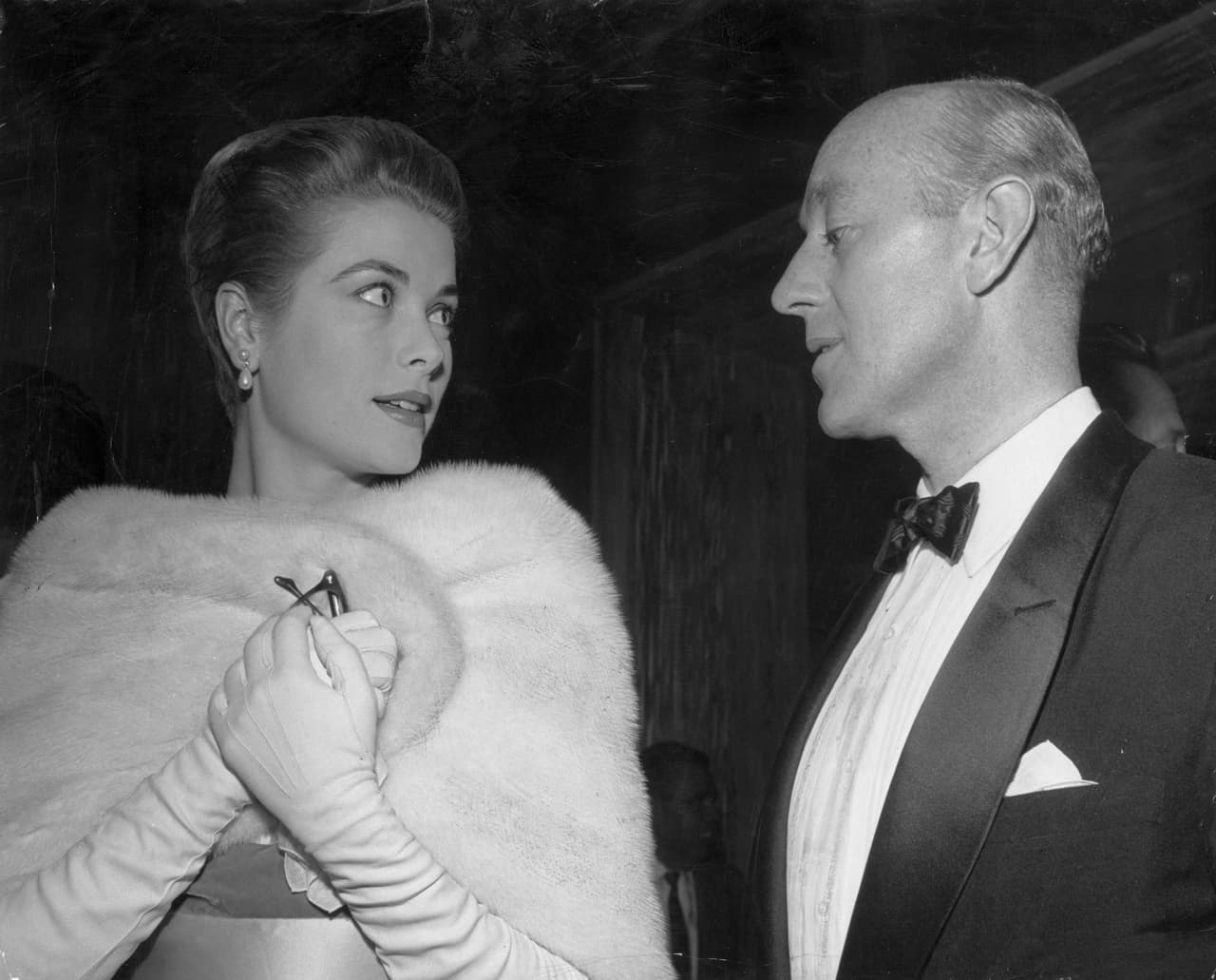 Desde que era una estrella de Hollywood, Grace Kelly se caracterizó por vestirse con elegancia. La actriz vestía con atuendos diseñados por las modistas de la grabación MGM, Edith Head y Helen Rose, según información de 
<a href="https://elle.mx/moda/2015/11/12/el-estilo-inmortal-de-grace-kelly/" target="_blank">Elle</a>.