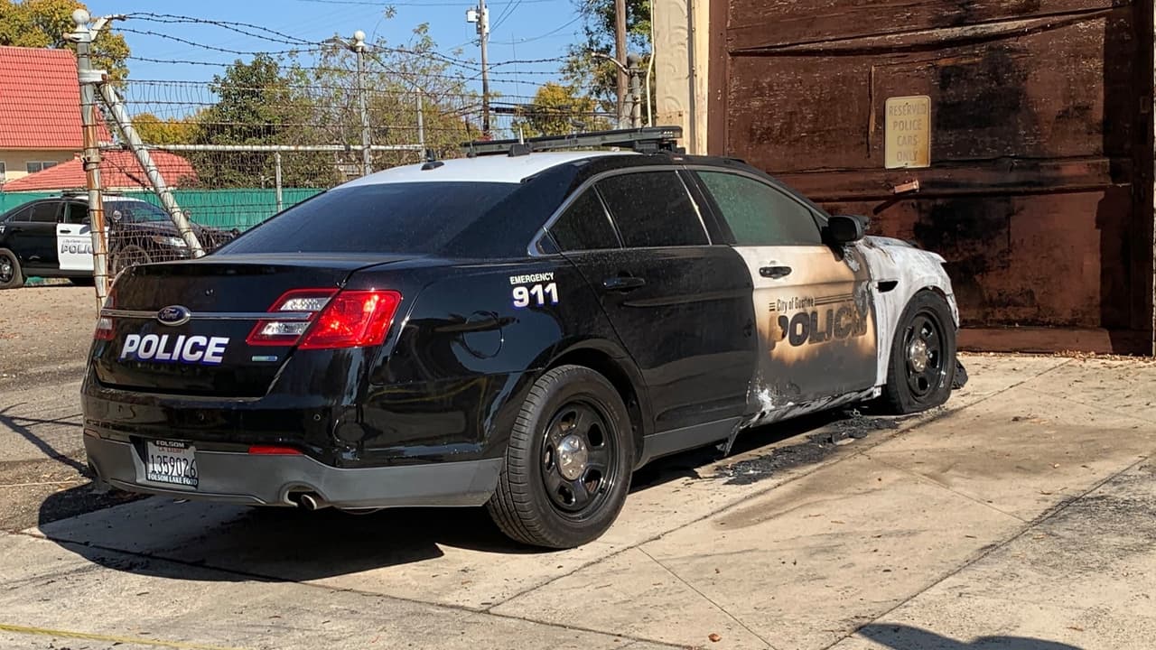 Oficiales descubrieron una patrulla en llamas afuera de una estación de Policías de Gustine el 15 de noviembre por la madrugada.