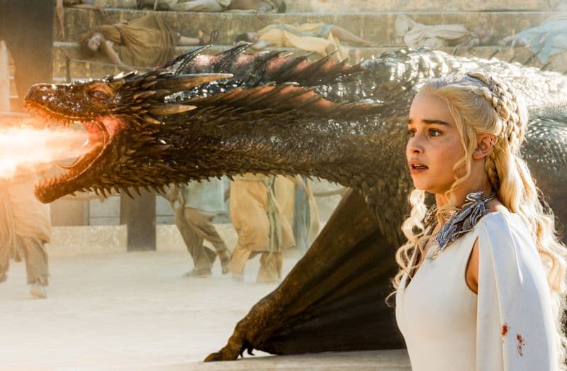 Daenerys con dragón.