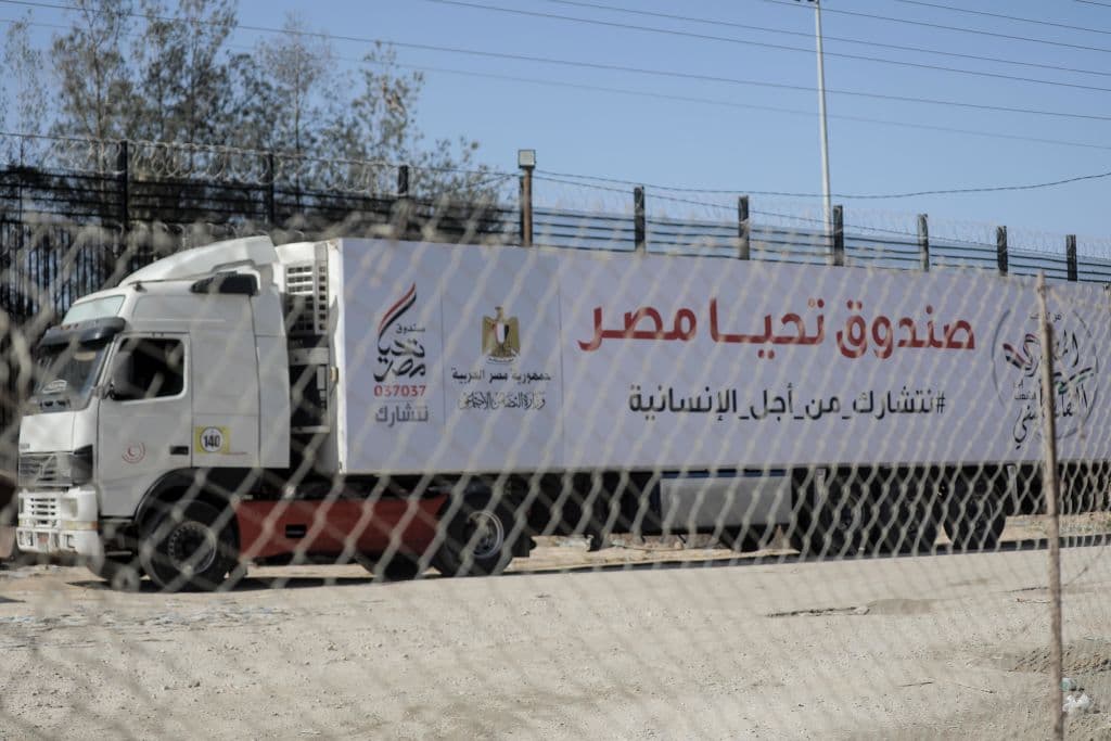 Camiones diésel y de ayuda entran por el cruce terrestre de Rafah el 24 de noviembre de 2023 en Rafah, Gaza.