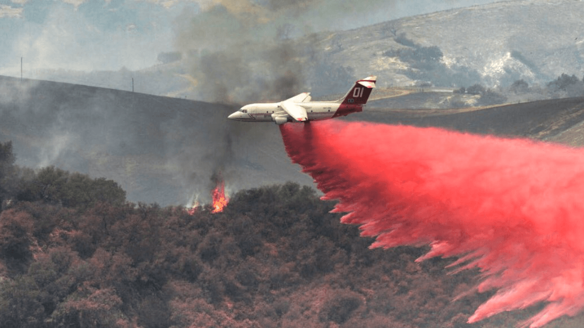 Combaten el “Sherpa Fire” para que no llega a la zona residencial.