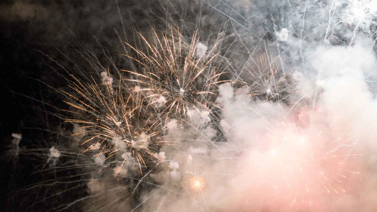 <b>Condado de Tulare.</b> 
<a href="https://www.facebook.com/exeterlions/posts/5536210003120196">Dobson Field</a> estará listo para los fuegos artificiales del 
<b>Día de la Independencia</b> a las 9:00 pm.
<br>