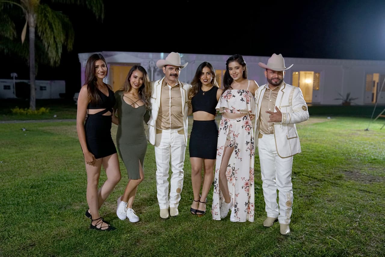 Todos felices y contentos, luego de una intensa jornada de grabaciones.