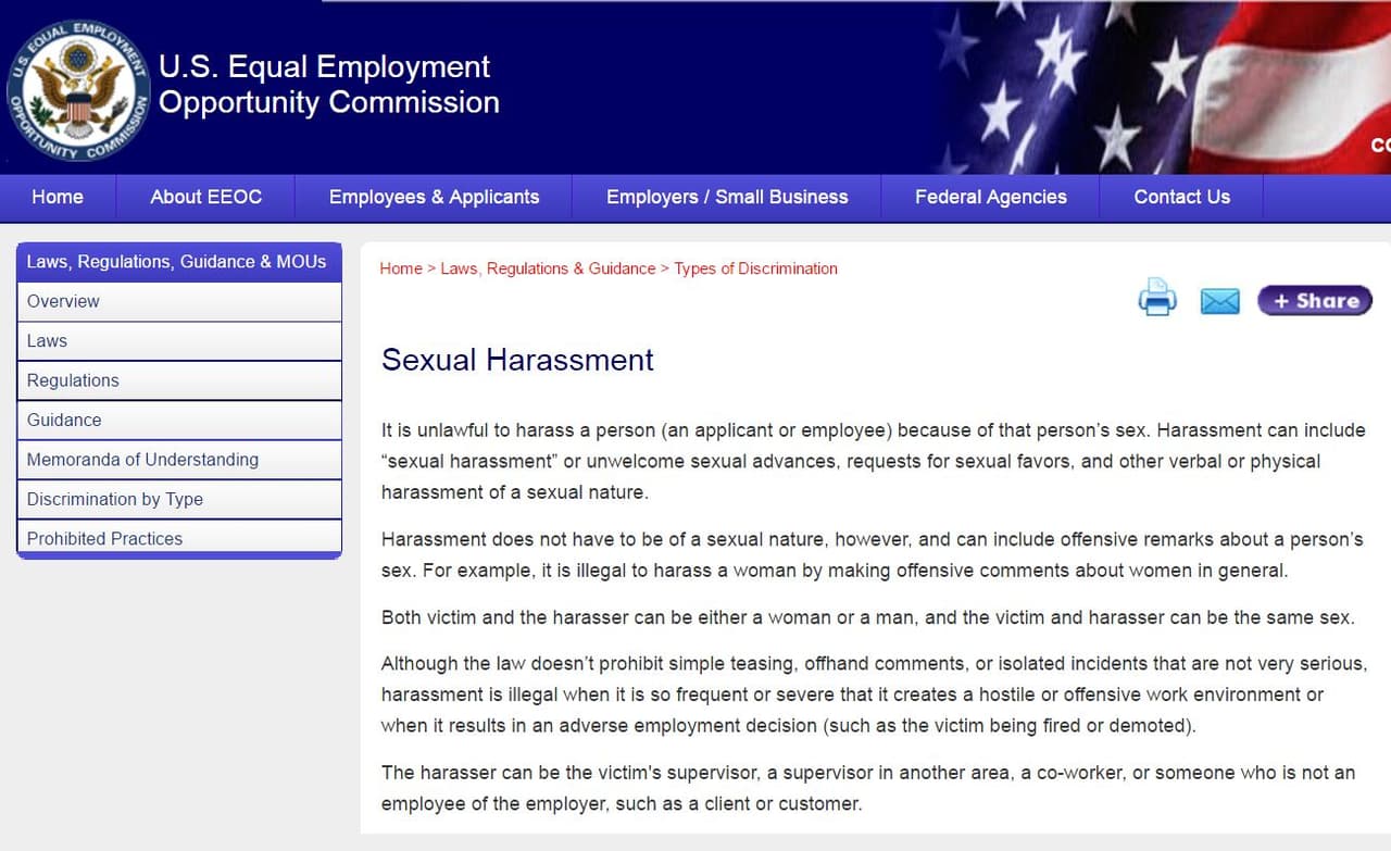 Si crees que estás siendo víctima de acoso sexual, la American American Association of University Women recomienda que primero sigas las políticas establecidas en el manual de la empresa para casos de acoso sexual (si existen). 
<b>Escribe los hechos y anota los detalles: hora, lugar de cada incidente, lo que se dijo o hizo, quién vio esas acciones</b>. También aconsejan que expliques al acosador el comportamiento que te molesta y que le pidas que se detenga. Si no te sientes cómodo para hacerlo, puedes pedir ayuda directamente a tu supervisor o al departamento de recursos humanos. Finalmente, introduce la denuncia en la Equal Employment Opportunity Commission.