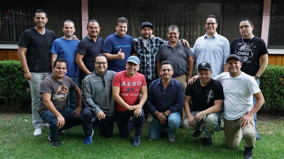 Como será un disco especial y de colección, el hijo de don Cruz y doña Chuyita tambien se entrevistó con el legendario y mundialmente famoso Mariachi Vargas de Tecalitlán, otra agrupación mexicana que, como El Recodo, ha puesto muy en alto la música de México en el mundo entero, por lo que hace suponer que un dueto con ellos también será parte de la producción.