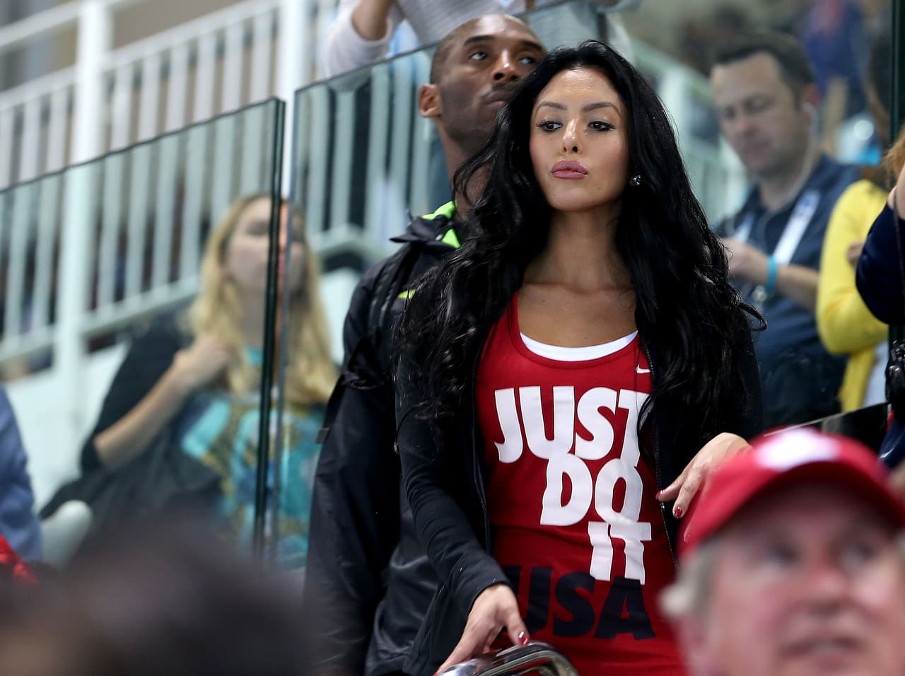 "En California, se considera un matrimonio a largo plazo y luego le pagan de por vida o hasta que se vuelva a casar…
<b>tal como su madre me está haciendo a mí</b>", alegó.
<br>