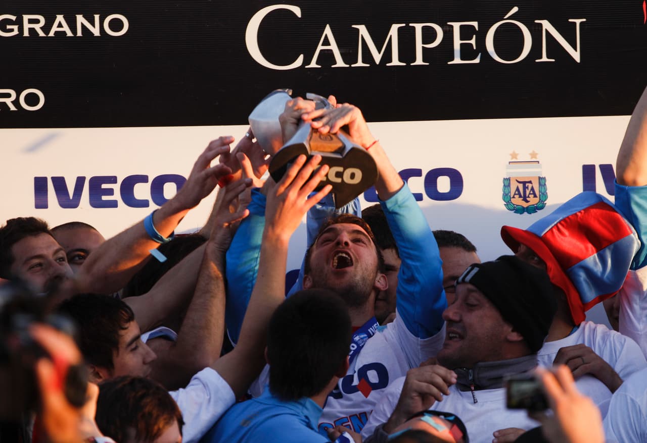 El Arsenal tiene a su símil en la Primera División Argentina, el Arsenal de Sarandí, nacido en 1957, unos 71 años después del club londinense.