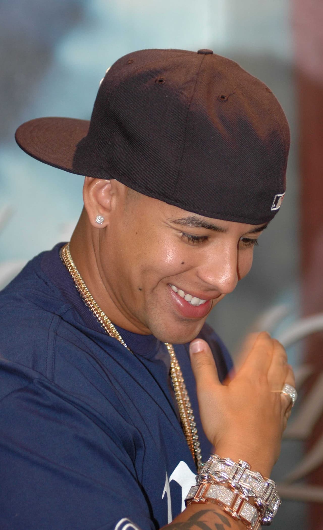 En 2007, Daddy Yankee mostró el amor que siente por sus raíces al convertirse en portavoz de la organización ambiental ‘Yo limpio a Puerto Rico’, la cual promovía el reciclaje y el cuidado por el medio.
<br>
