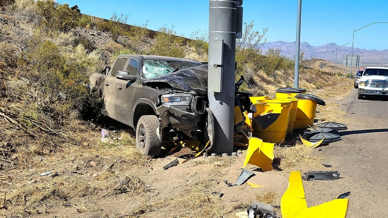 De acuerdo con el código de 
<a href="https://www.azleg.gov/ars/28/00661.htm" target="_blank">Arizona 28-661</a>, el conductor de un vehículo involucrado, debe detenerlo inmediatamente en el lugar del accidente o lo más cerca posible del lugar del accidente y 
<b>permanecer en el sitio</b>.