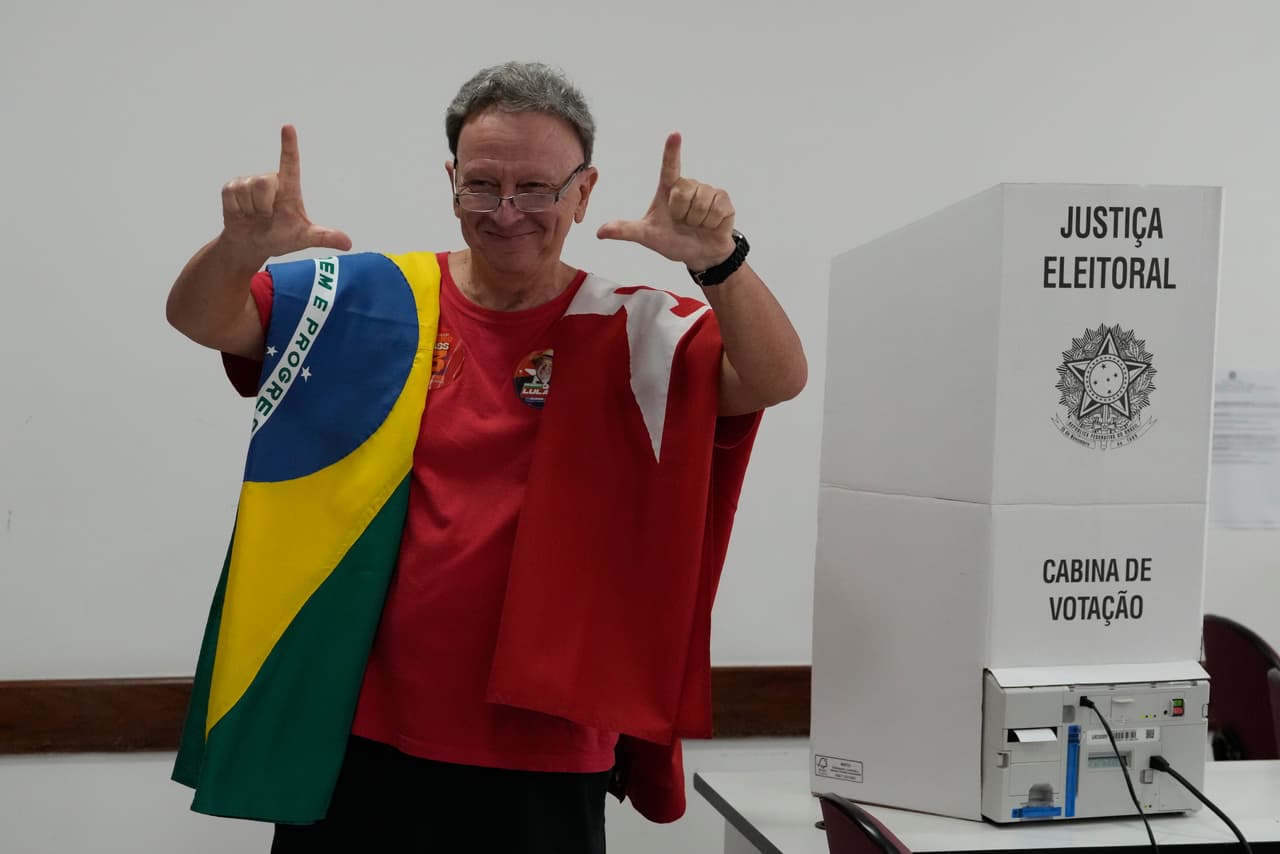 Un simpatizante del presidente Luiz Inácio Lula da Silva hace la señal de la L con los dedos tras votar en la segunda vuelta de las elecciones presidenciales en Brasil, el domingo 25 de octubre de 2026.