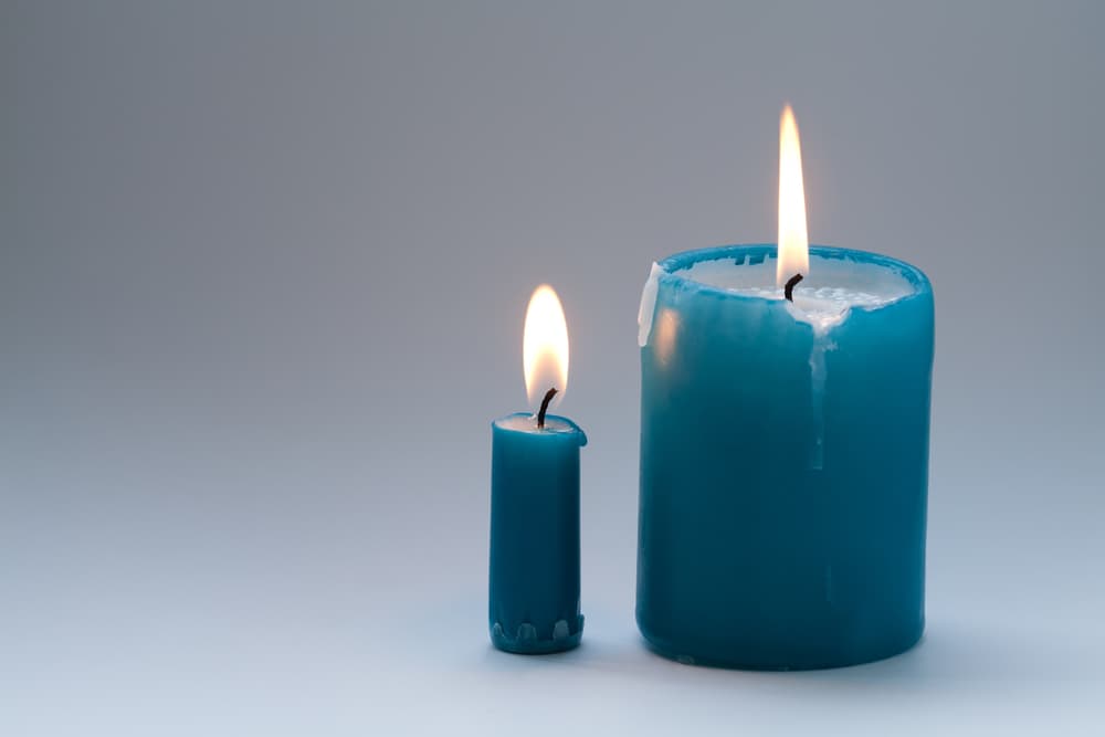 Puedes espolvorear más miel y canela sobre el bol, cuidando bien los interiores y las velas.