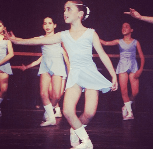Desde pequeña tomó clases de ballet y mostró gusto por el medio artístico.