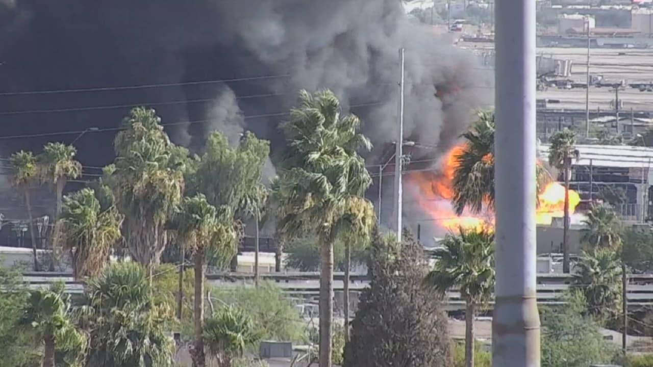 Fuerte incendio provoca explosiones en tanques de propano en el centro de Phoenix