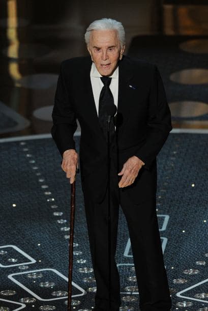 En este drama cómico una familia disfuncional intenta acercarse los unos a los otros mientras más y más problemas comienzan a surgir.