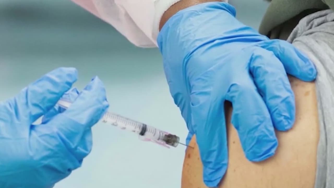 La 
<b><a href="https://www.univision.com/local/chicago-wgbo/que-mitos-siguen-impidiendo-que-las-personas-se-vacunen-contra-el-coronavirus-un-experto-aclara-video">vacuna contra el COVID-19</a></b> utiliza tecnología de ARN mensajero. Los CDC comenzaron a analizar si los niños inmunizados tenían tendencias o mayor probabilidad de adquirir myocarditis.
<b><i> </i></b>