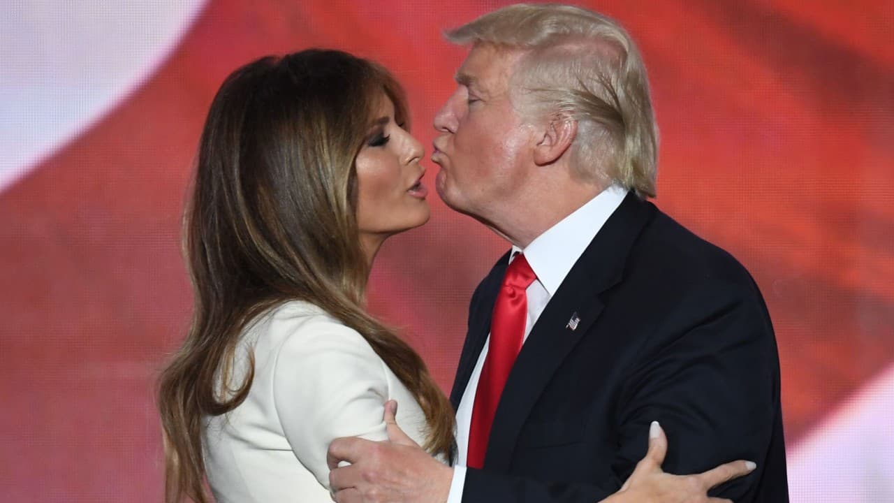 Melania habría tenido un matrimonio previo al de Donald Trump, sugiere declaración de exabogado del candidato 