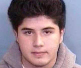 <b>Alejandro Rosales Castillo</b>, un adolescente de Carolina del Norte acusado de asesinar a su exnovia, fue incluido en la lista de los Diez Fugitivos más buscados del 
<a href="https://www.univision.com/temas/fbi">FBI</a> en octubre de 2017 con una recompensa de hasta 100,000 dólares por información que conduzca a su captura.
<br>
<br>Rosales Castillo, 
<b>nacido en Arizona y de raíces hispanas, tenía 17 años en el momento del <a href="https://www.univision.com/temas/asesinatos">asesinato </a>de Truc Quan “Sandy” Ly Le, una mujer de 23 años</b>, con la que había salido anteriormente. Los dos se conocieron mientras trabajaban juntos en un restaurante de Charlotte.
<br>
<br>Una investigación reveló que Rosales le debía dinero a la 
<a href="https://www.univision.com/temas/victimas">víctima</a>, aproximadamente 1,000 dólares. 
<b>Los mensajes de texto entre ellos mostraron que acordaron reunirse en Charlotte el 9 de agosto de 2016, para que él pudiera pagar el préstamo.</b>