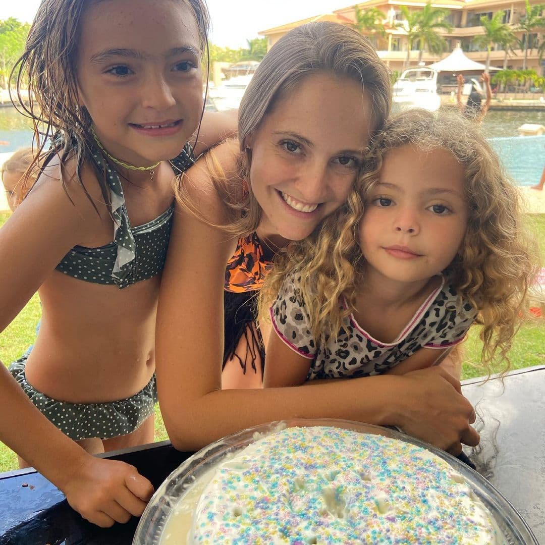 Sin embargo, señaló que hace dos meses 
<b>Carolina volvió a exigirle las cuotas completas</b>: "Me dijo: 'Ya van a empezar los conciertos', y le dije: 'Sí, pero todavía no empiezan, vamos a seguir así y en cuanto empiece el primer concierto reanudamos, no hay problema', y dijo: 'Bueno, entonces no te voy a dejar ver a las niñas'". 
<br>