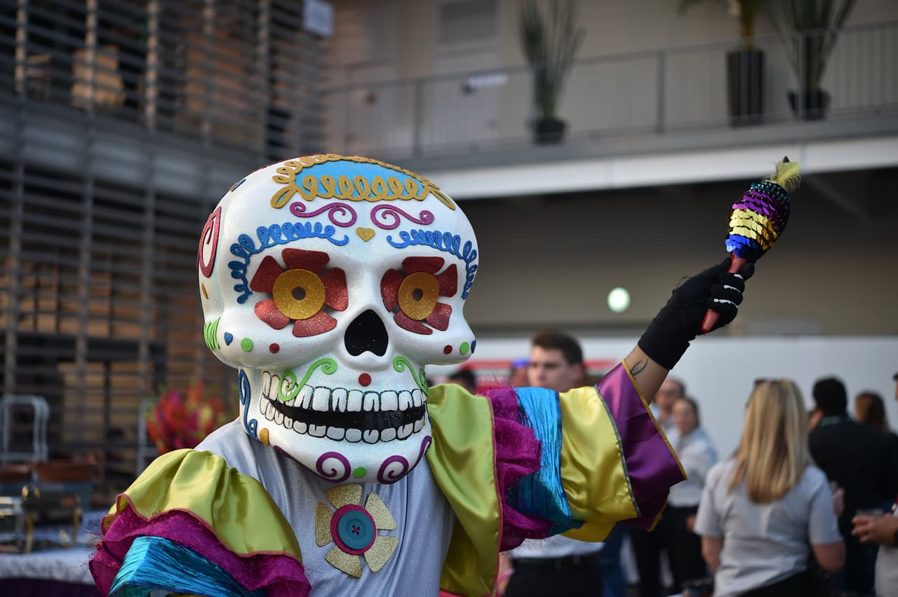 Los disfraces típicos de la tradicional celebración del Día de los Muertos se tomó la previa del Gran Premio de México en la Fórmula 1, con un colorido que le dio un condimento especial.