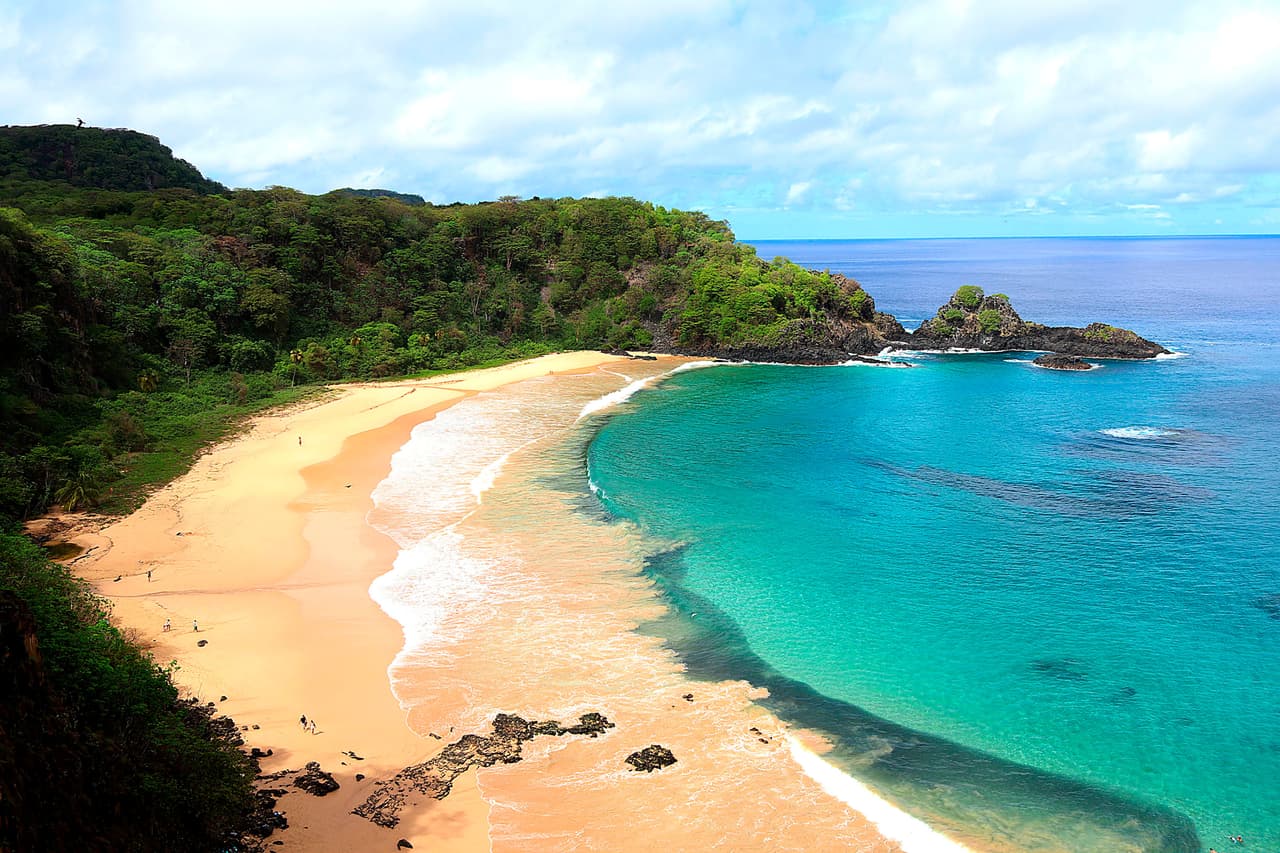 <b>Puesto 7. Bahía de Sancho (Fernando de Noronha, Brasil)</b>
<br>
<br>“A esta hermosa y remota playa solo se puede llegar bajando escalones de piedra, sus majestuosos acantilados te dejarán sin aliento”, reseño un turista. Fernando de Noronha es un archipiélago en el Atlántico que pertenece al estado brasileño de Pernambuco, al norte de Brasil.
<br>