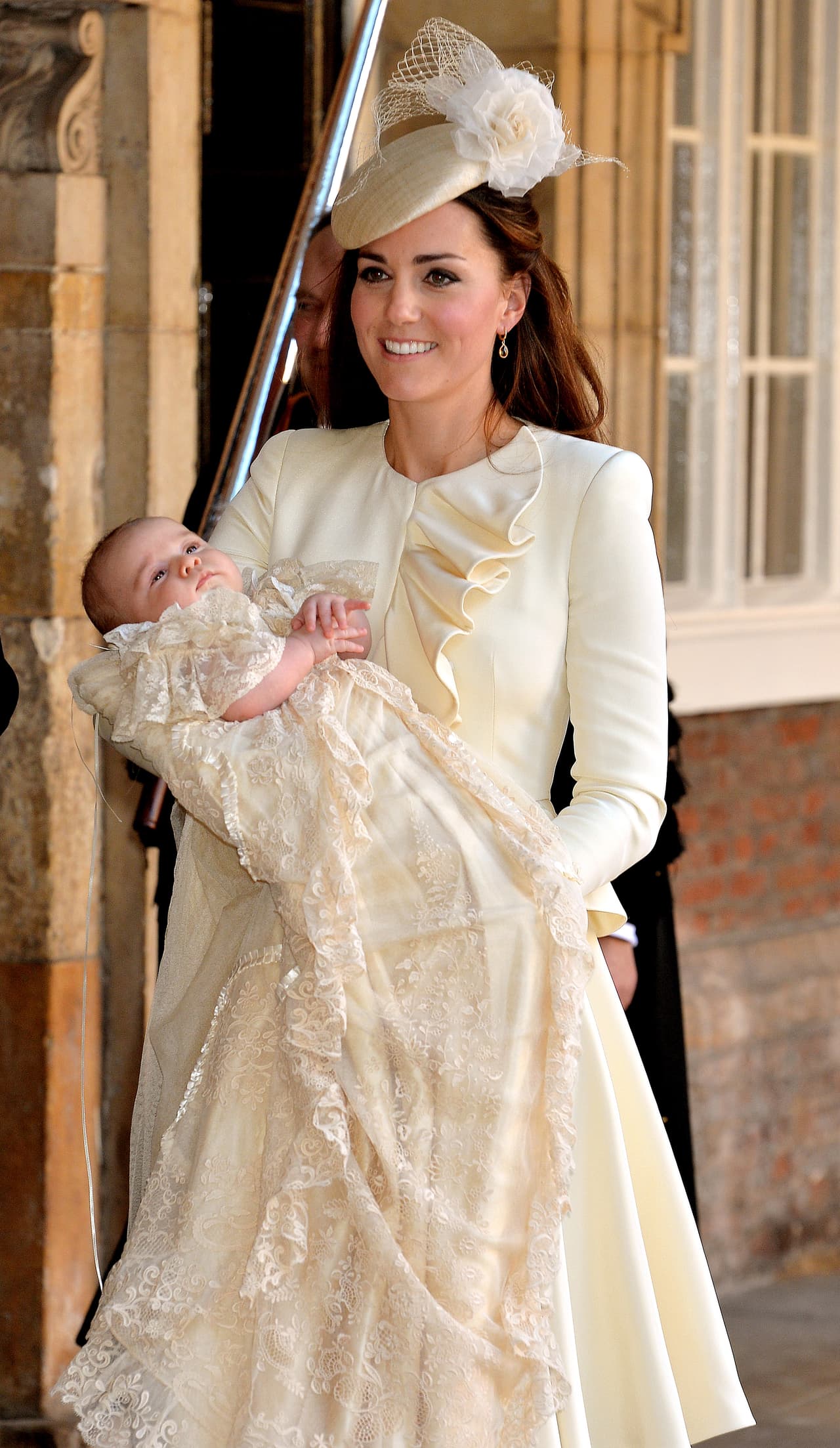 Así ha sido en los anteriores bautizos de sus hijos George y Charlotte, donde llevó vestidos del diseñador en tonos que combinaban a la perfección con el ropón del bebé. La incógnita radica en si para esta ocasión Kate se atreverá a llevar un atuendo de otra firma y en color brillante.