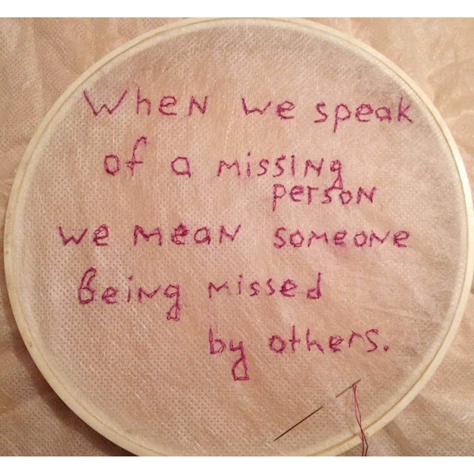 Bordando por la paz “Cuando hablamos de una persona desaparecida queremos decir que es alguien que se añora” Bordado, Estados Unidos