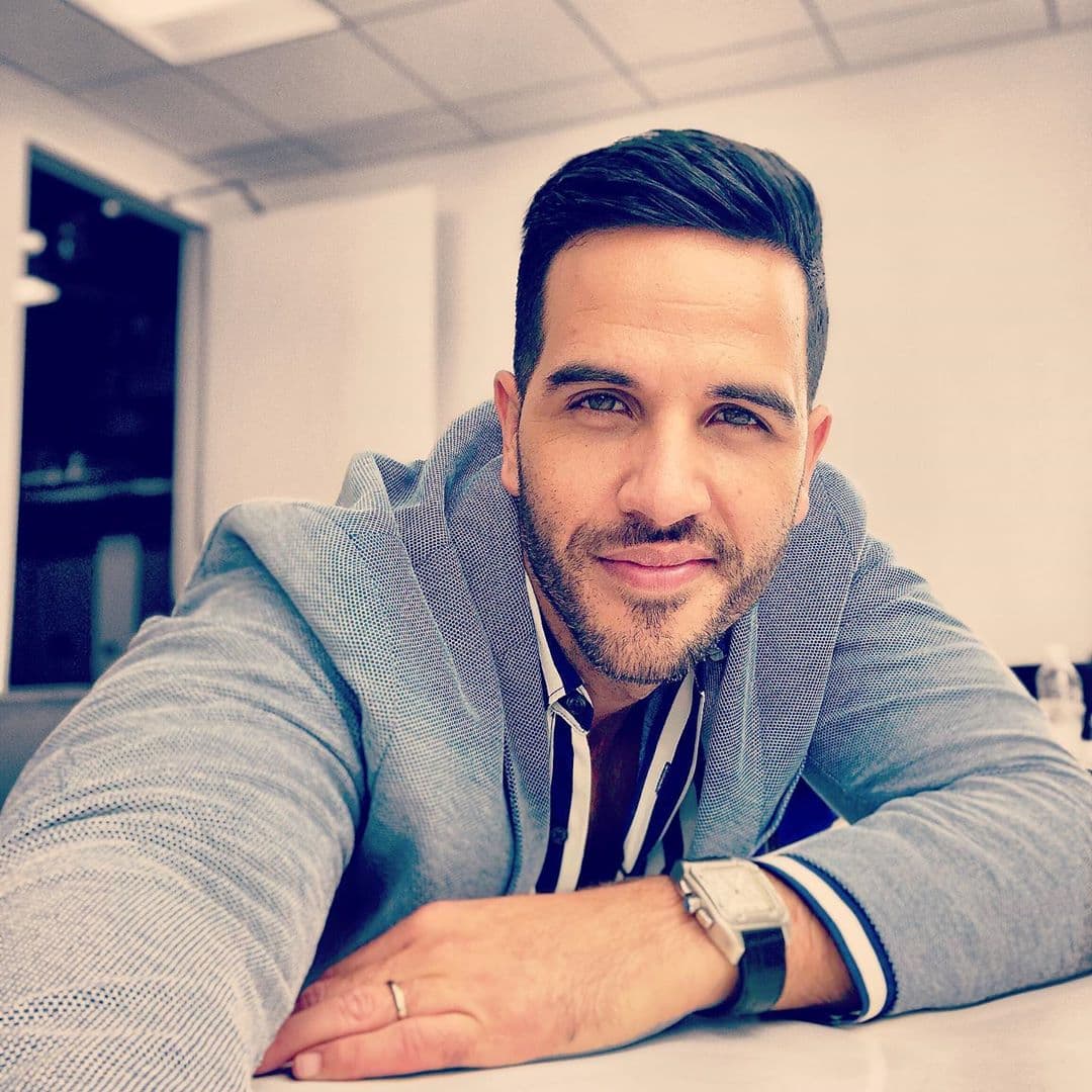 Su nombre completo es Jesús Alberto Díaz y además de tener una gran pasión por la gastronomía es afacionado del deporte y la moda.