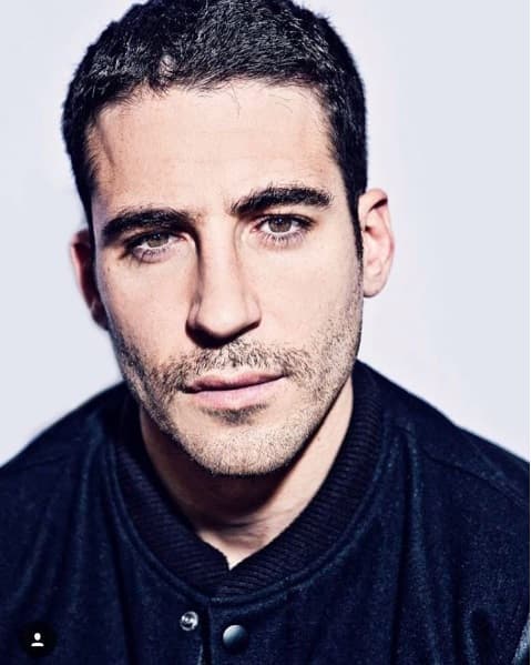 El apuesto y musculoso actor llega a la pantalla de UniMás para enamorarnos como ‘Alberto Márquez’ en la serie Velvet. Aquí te dejamos con las mejores del galán español más deseado por todas.