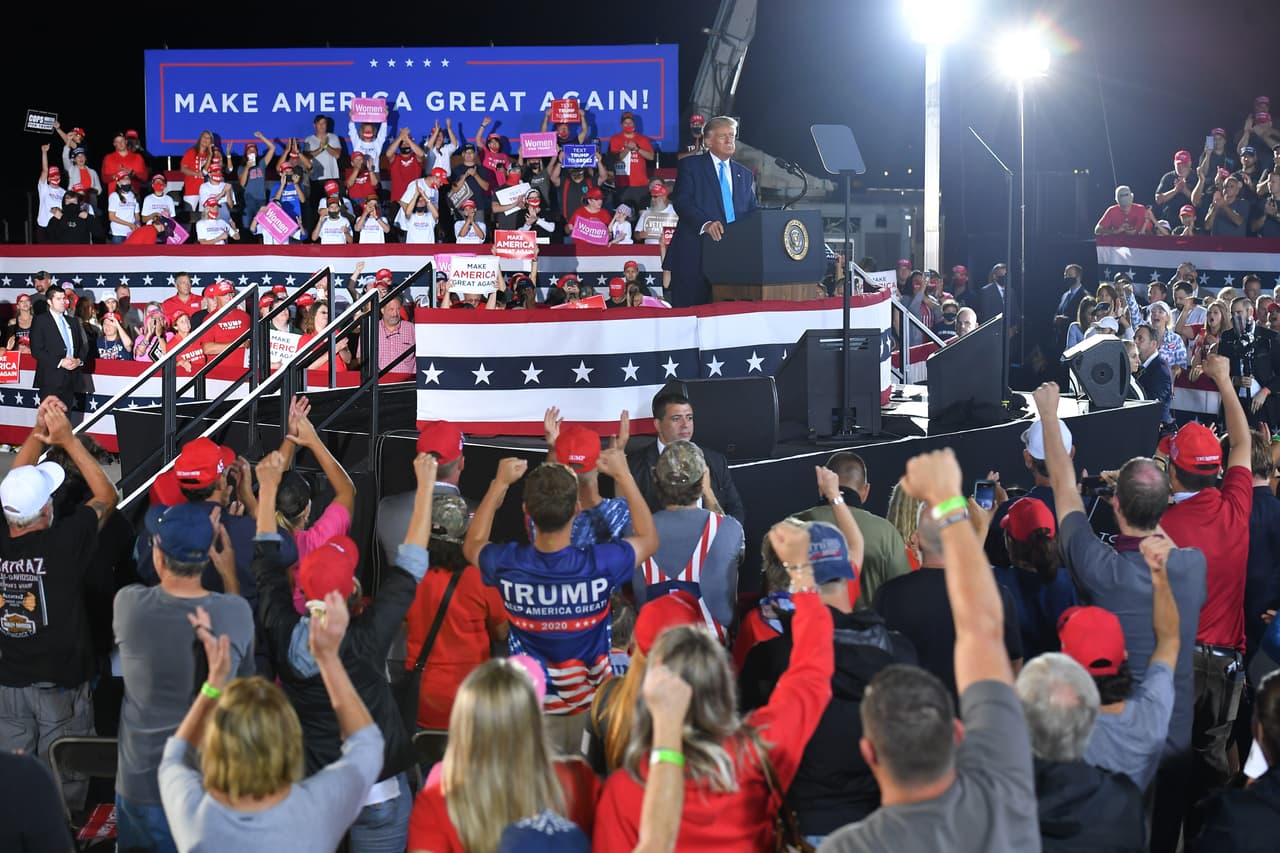 Trump alentó a votar dos veces al decirles a los asistentes al mitin que si su boleta por correo llegaba después de haber votado en persona, entonces no se contabilizaría. Esto lo dijo a pesar de que es ilegal votar dos veces.