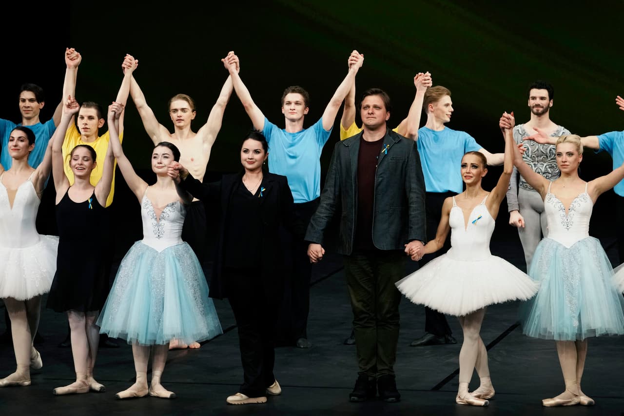 Iván Kozlov y Ekaterina Kozlova, de negro al centro, son el director y subdirectora de la compañía de ballet. Una de las bailarinas del grupo, informaron, viajará a la frontera ucraniana en los próximos días para recoger a su hija, 
<a href="https://www.univision.com/noticias/mundo/cientos-ninos-cruzan-solos-fronteras-escapar-ucrania">que salió del país acompañada</a>. La ONU calcula que la mitad de los dos millones de refugiados ucranianos a raíz de la invasión son niños.
<br>