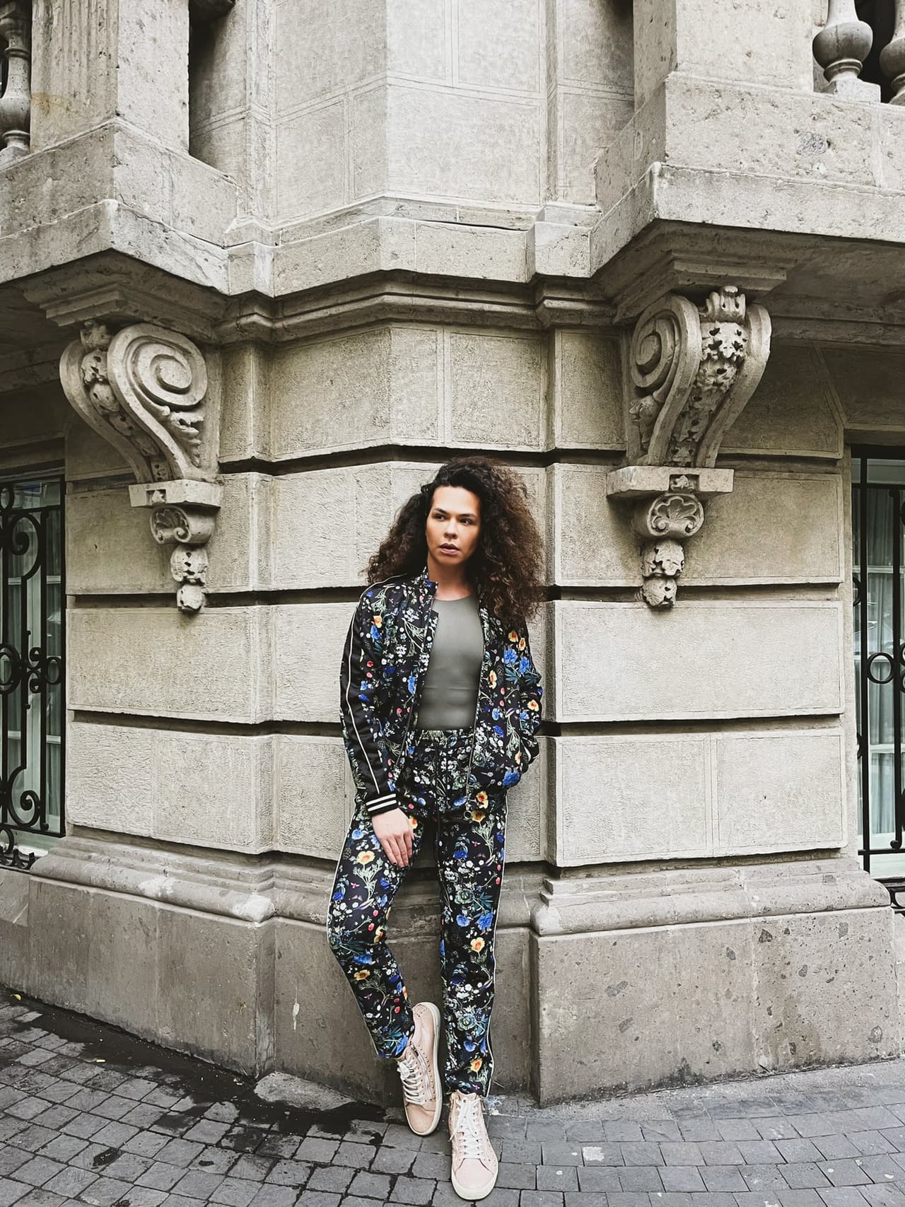 En entrevista para la revista ‘Aguanta’ (2019), Alex Reyna explicó que se identifica como ‘
<a href="https://www.univision.com/entretenimiento/cultura-pop/demi-lovato-y-otras-celebridades-que-son-no-binarias-que-significa-eso">queer</a>’ , es decir, una persona que no está dentro de la representación binaria de los géneros y por ello su estética fluye entre lo masculino y femenino a la vez.