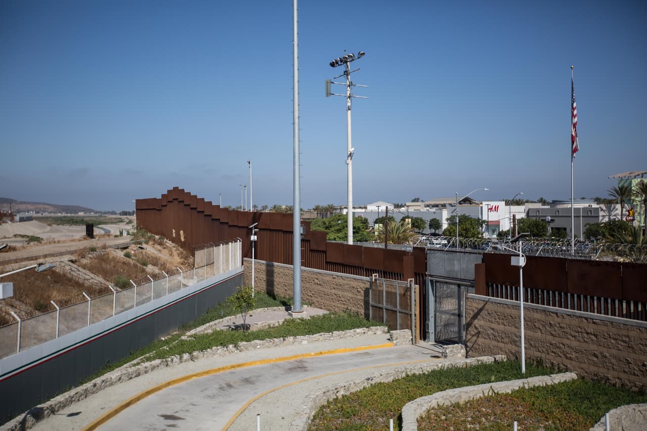 La frontera entre México y Estados Unidos en El Chaparral, el cruce fronterizo en Tijuana. Decenas de inmigrantes llegan a este punto cada mañana para esperar su turno para entrar y ser entrevistados por la Patrulla Fronteriza. La espera promedio para que llamen un número ahora está en al menos cuatro meses. La mayoría de los migrantes son retornados a México con una fecha para su primera corte con un juez de inmigración. Pero, al final, el caso puede tomarles hasta un año, entre otras cosas, porque sin un abogado el juez los devuelve a México —o a los centros de detención si tienen la suerte de ser admitidos en Estados Unidos— hasta que vuelvan con alguien que los represente.
<br> 
<br>