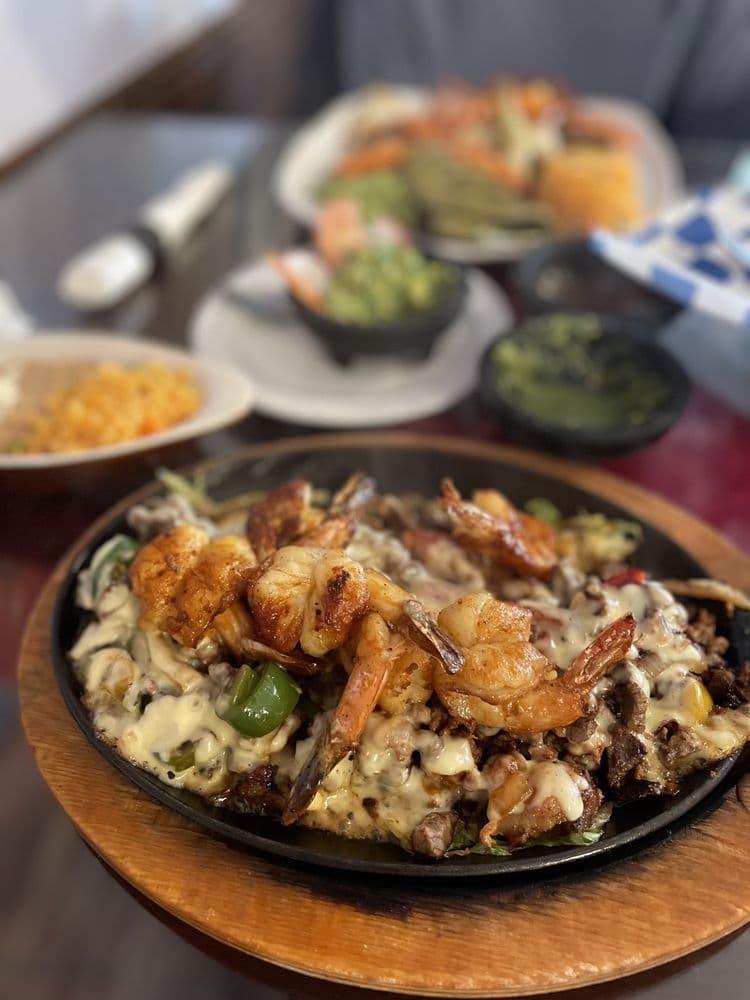 <b>Los Gallos Mexican Taquería</b>
<br>Dirección: 951 Wolf St. Philadelphia, PA. 19148
<br>Teléfono: (215) 551-1245
<br>Sitio web: 
<a href="https://losgallosrestaurant.com/">https://losgallosrestaurant.com/</a> 
<br>
<b><a href="https://www.yelp.com/map/los-gallos-mexican-taqueria-philadelphia">Cómo llegar</a></b>
<br>
<br>Una usuaria de Yelp dijo sobre su experiencia: “Este lugar sabe muy auténtico. Hay tantas opciones para elegir del menú y todo se ve increíble”.