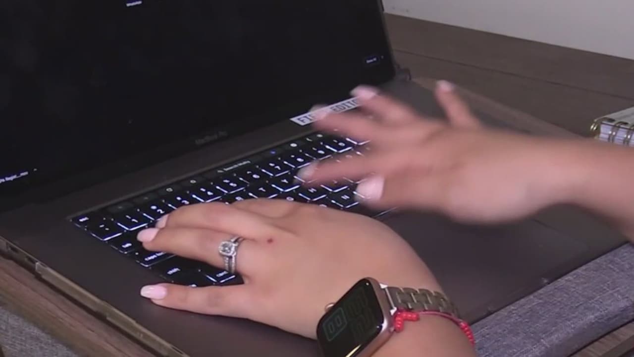 El próximo 29 de marzo, sin importar edad o condición médica, todas los adultos que lo deseen podrá tener acceso a registrase para recibir su vacuna. 
<br>
<br>Sin embargo, el proceso de registro trae la oportunidad para que compañías fraudulentas se aprovechen e intenten proveer información de vacunación falsa.