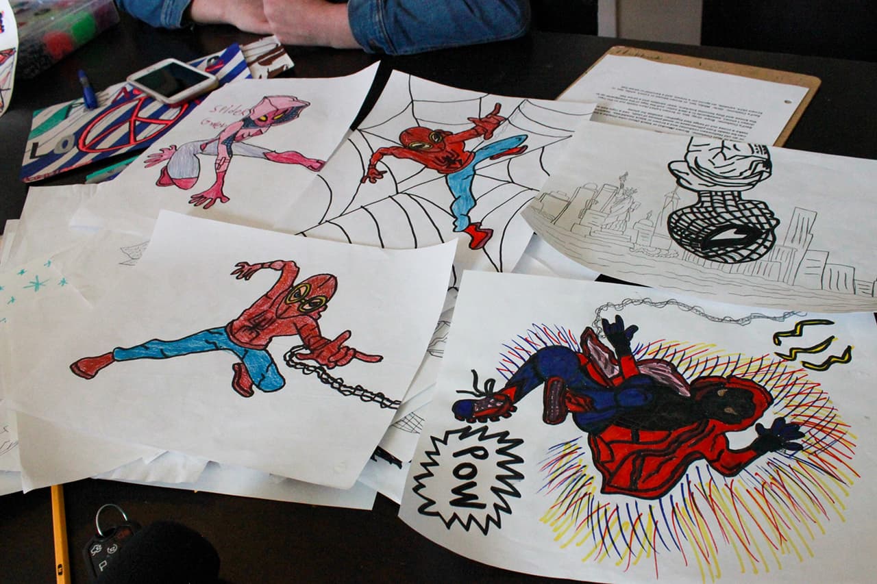 Los dibujos del hijo de 15 de Jenn y Jason en el salón de su casa en Illinois. A pesar de que tiene ataques de ira, sus pades dicen que la mayor parte del tiempo es "amable, divertido y listo".