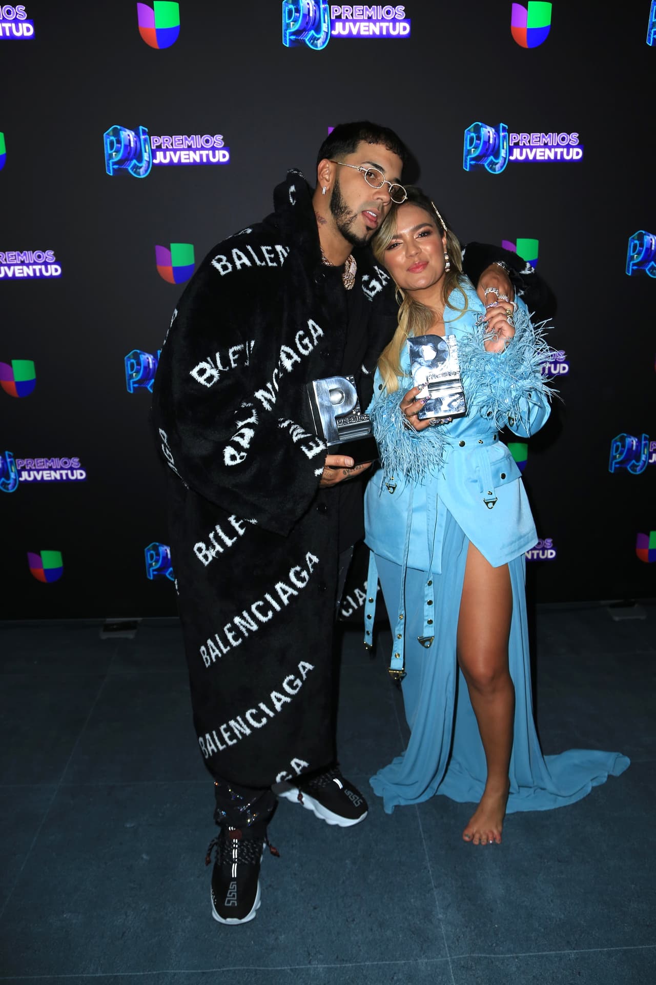 Ya en backstage, Karol G y Anuel AA presumieron sus premios y no dejaron de mostrarse cariñosos.