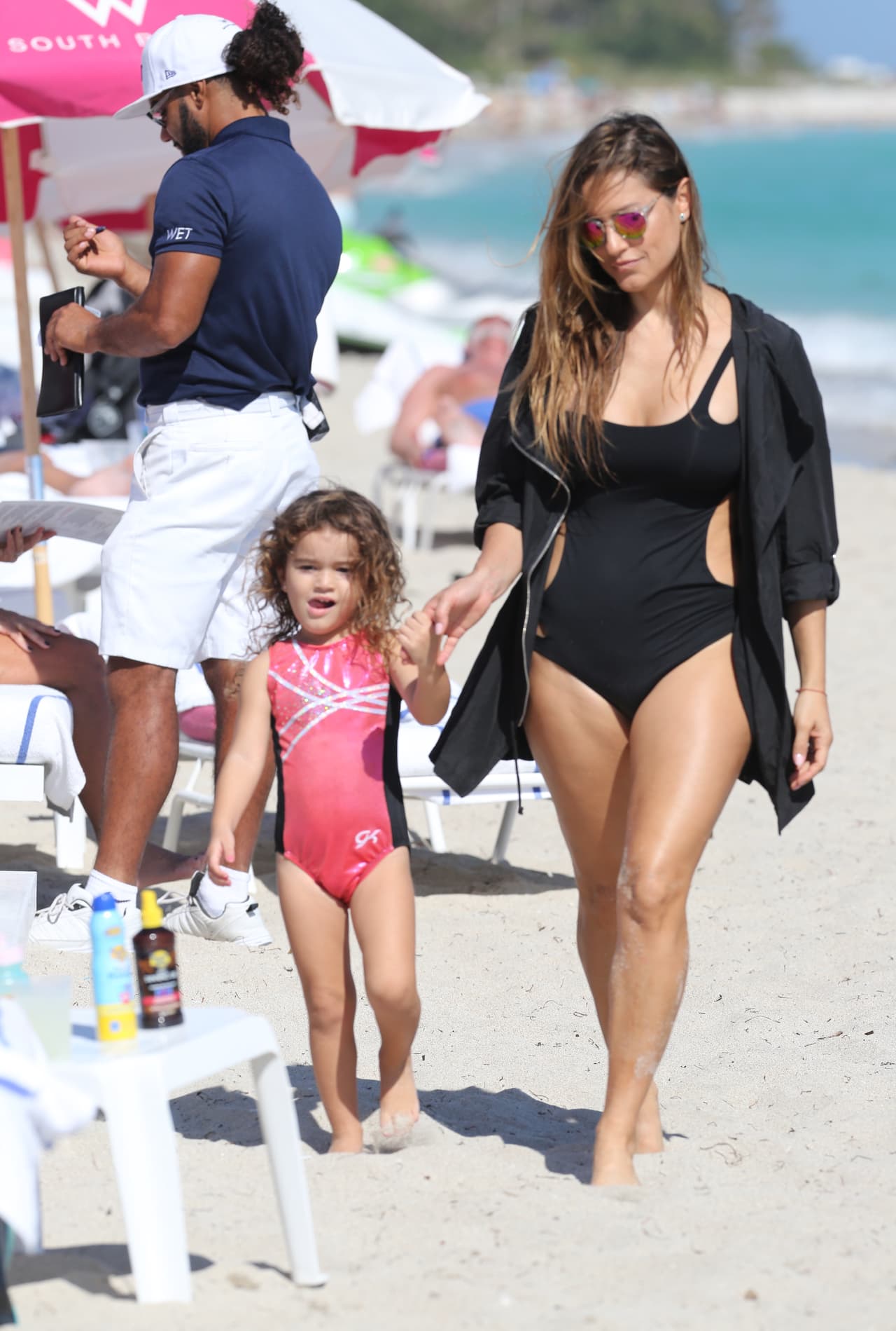 La cantante y sus peques se pasearon a la orilla del mar.