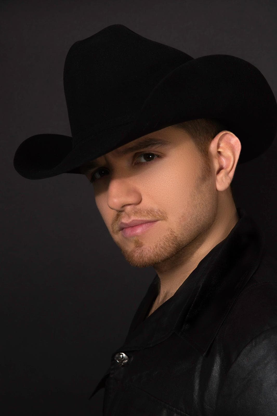 En octubre de 2012 lanzó su primer álbum, 'Pa' La Raza' y en 2014 grabó 'Alegre y Enamorado', colocándose dentro de los favoritos del regional mexicano. En 2017 llegó su tercera producción 'El Hijo del Desierto', el cual también fue todo un éxito.