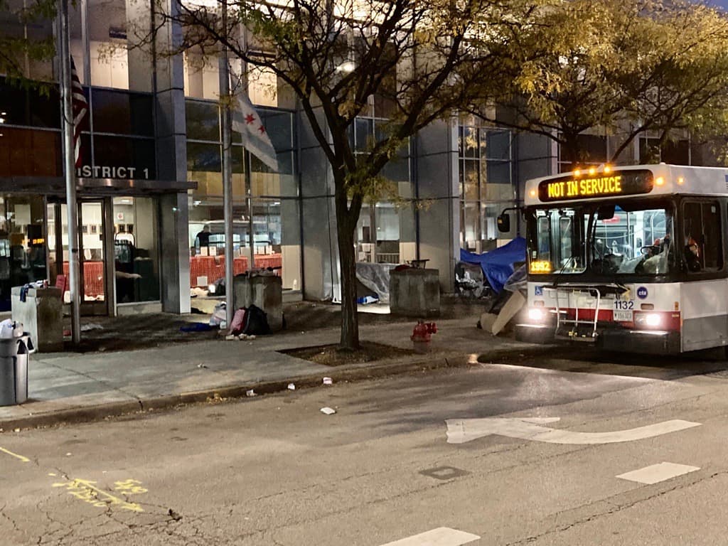 Algunos migrnates aseguran que los autobuses que funcionan como centros de calentamiento, se llenan muy rápido, debido a la cantidad de personas que aún continúa esperando refugios.