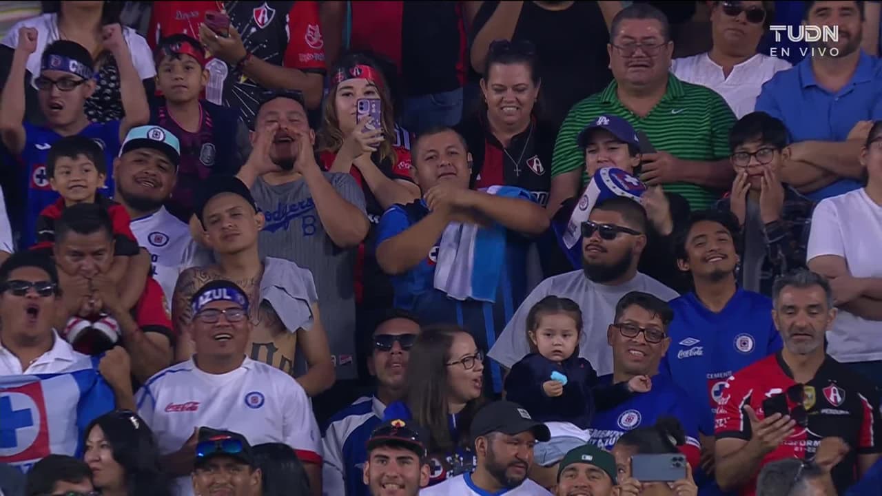 ¡CERCA! Edison Flores disparó que se estrella en el poste.