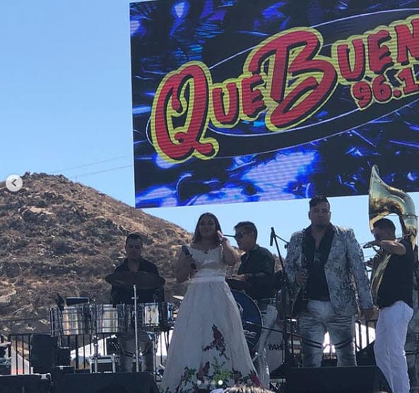 En sus redes sociales siempre comparte invitaciones a sus próximos conciertos y fotografías de sus presentaciones.